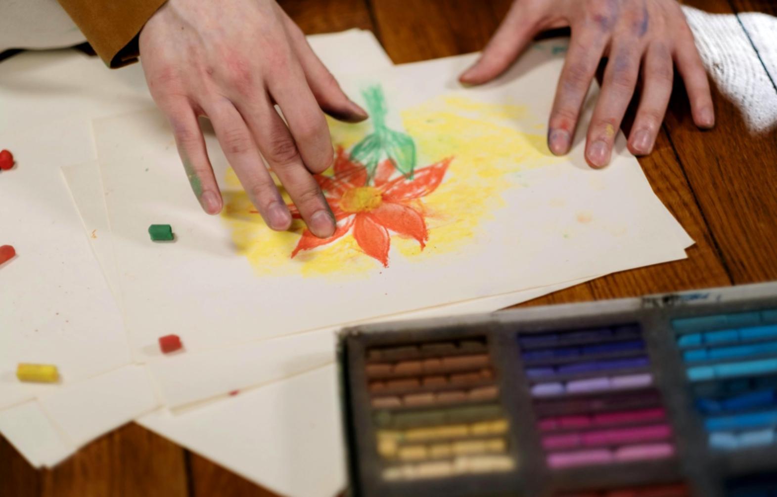 Professionelle Illustratorin bei der Arbeit an einem digitalen Kunstwerk